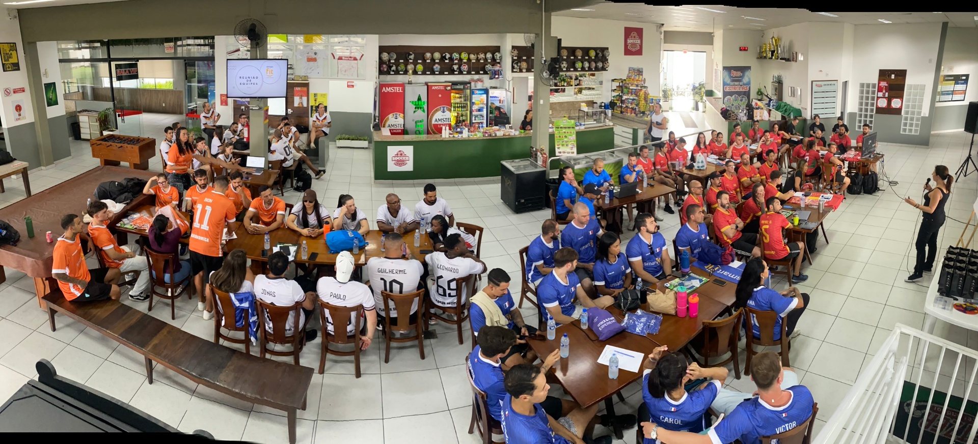 Visão panorâmica da reunião geral das equipes na Copa dos Campeões