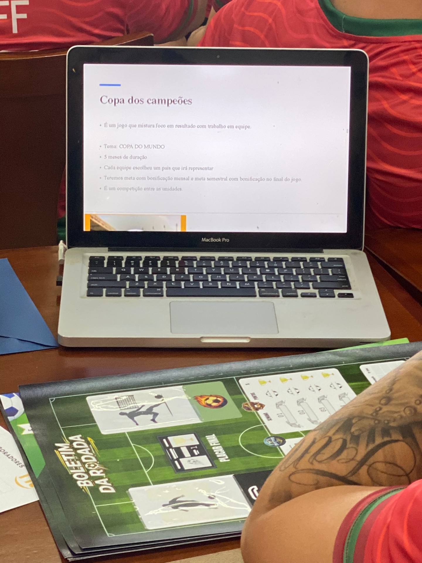 Apresentação do slide da Copa dos Campeões no laptop