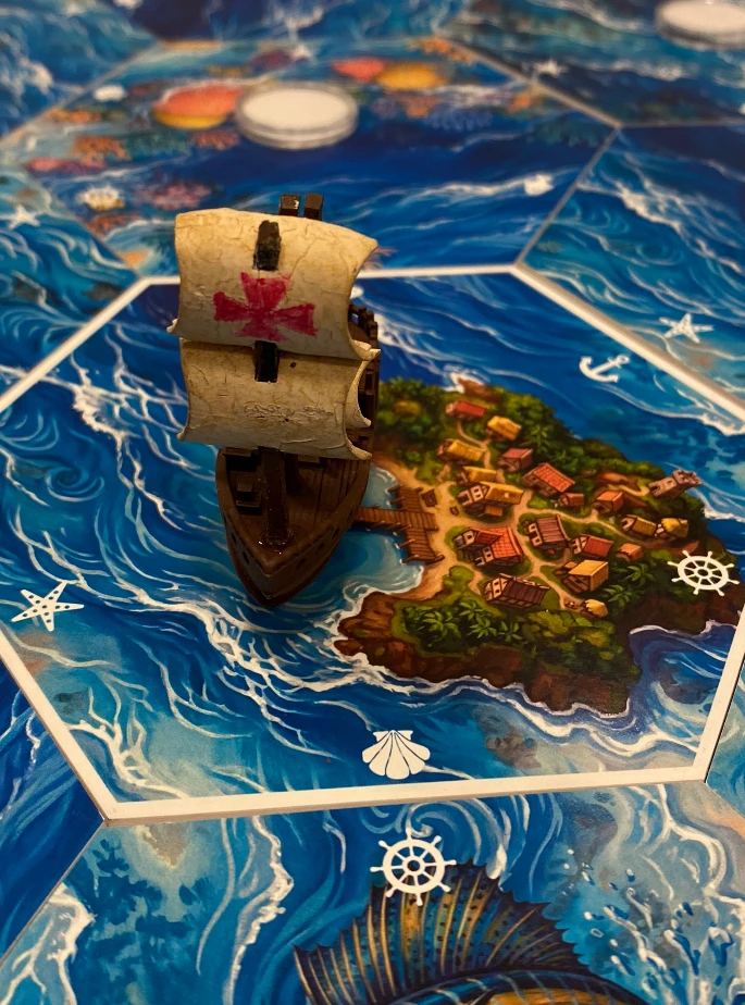 Peão de navio em resina sobre o tabuleiro hexagonal do Náutico 360