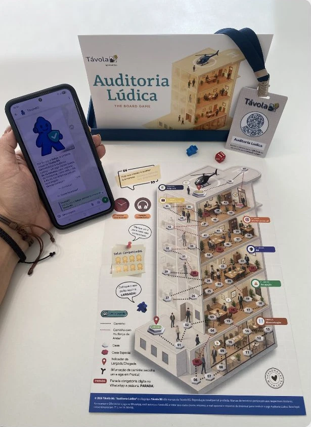 Kit Auditoria Lúdica com tabuleiro ilustrado, cartas, dado, credencial e interação no celular.
